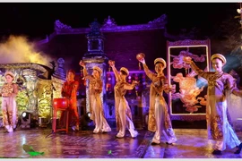 Múa dâng hoa nến. (Ảnh: Thanh Hà/TTXVN)