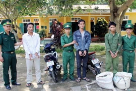 Các đối tượng bị bắt giữ cùng tang vật vụ án. (Ảnh: Thanh Thủy/TTXVN)