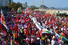 Cuộc biểu tình đã khiến giao thông dọc bờ biển Copacabana trở nên hỗn loạn. (Ảnh: AFP/TTXVN)