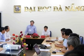 Thứ trưởng Bộ Giáo dục và Đào tạo Bùi Văn Ga kiểm tra công tác tổ chức thi THPT quốc gia năm 2016 tại Cụm thi số 40 Đại học Đà Nẵng. (Ảnh: Trần Lê Lâm/TTXVN)