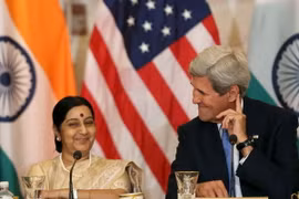 Ngoại trưởng Mỹ John Kerry (phải) và Ngoại trưởng Ấn Độ Sushma Swaraj tại Đối thoại chiến lược và thương mại Mỹ- Ấn ở thủ đô Washington ngày 22/9/2015. (Ảnh: Reuters/TTXVN)