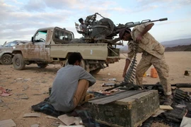 Lực lượng ủng hộ Tổng thống Yemen Abedrabbo Mansour Hadi kiểm tra vũ khí, đạn dược tại khu vực Sirwa, cách thủ đô Sanaa khoảng 170km về phía đông ngày 14/12/2015. (Ảnh: AFP/TTXVN)