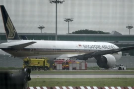 Máy bay Boeing 777-300ER của Hãng hàng không Singapore Airlines sau khi hạ cánh khẩn cấp tại sân bay quốc tế Changi. (Ảnh: AFP/TTXVN)