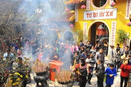 Người dân Hà Nội lễ đầu năm tại chùa Quán Sứ, quận Hoàn Kiếm, Hà Nội. (Ảnh: Minh Đức/TTXVN)