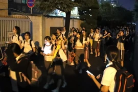 Các sinh viên trường trung học Hàn Quốc đổ xuống đường phố do lo ngại dư chấn sau động đất ở Ulsan, cách thủ đô Seoul khoảng 300km về phía đông nam ngày 12/9. (Ảnh: AFP/TTXVN)