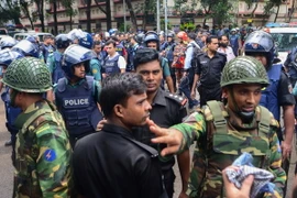Cảnh sát điều tra tại hiện trường một vụ tấn công ở Dhaka. (Ảnh: AFP/TTXVN)