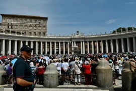 Cảnh sát Italy tuần tra tại khu vực Tòa thánh Vatican ngày 24/7 vừa qua. (Ảnh: AFP/TTXVN)