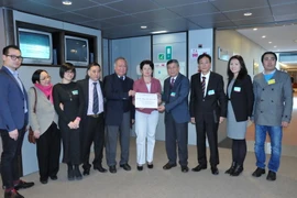 Nghị sỹ Barbara Lochbihler (giữa) nhận bức thư ngỏ. (Ảnh: Hương Giang/Vietnam+)