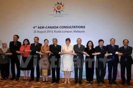 Các Bộ trưởng Kinh tế ASEAN và Bộ trưởng Thương mại quốc tế Canada (giữa, váy trắng) tại Hội nghị tham vấn ASEAN-Canada năm 2015. (Ảnh: Kim Dung/Vietnam+)