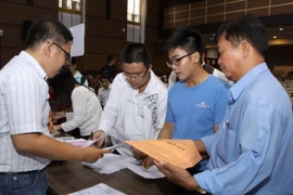 Thí sinh nộp hồ sơ đăng ký xét tuyển tại Thành phố Hồ Chí Minh. (Ảnh: Phương Vy/TTXVN)