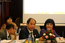 Thứ trưởng Bộ Công thương Việt Nam Nguyễn Cẩm Tú (giữa) tại Vientiane. (Ảnh: Phạm Kiên/TTXVN)