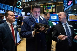 Giao dịch viên tại Sàn giao dịch chứng khoán New York, Mỹ ngày 4/1 vừa qua. (Ảnh: AFP/TTXVN)