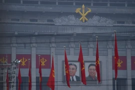 Chân dung cố Lãnh tụ Kim Nhật Thành và cố lãnh đạo Kim Jong-il tại Bình Nhưỡng ngày 25/4 vừa qua. (Ảnh: AFP/TTXVN)