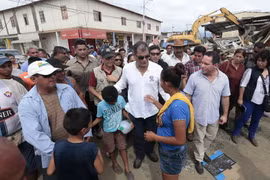 Tổng thống Ecuador Rafael Correa (giữa) đã tới thị sát các khu vực bị ảnh hưởng bởi trận động đất mạnh 7,8 độ Richter xảy ra tối 16/4 vừa qua ở tây bắc nước này. (Ảnh: AFP/TTXVN)