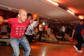 Lãnh đạo Đại sứ quán các nước ASEAN khởi động thi đấu Bowling. (Ảnh: VIệt Sơn/Vietnam+)