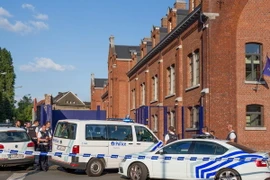 Cảnh sát Bỉ tuần tra tại khu vực xung quanh hiện trường vụ tấn công. (Ảnh: EPA/TTXVN)