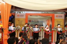 Cắt băng khai trương SHB Campuchia. (Ảnh: Nguyễn Lâm/Vietnam+)