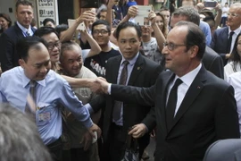 Tổng thống Cộng hòa Pháp Francois Hollande đi bộ tham quan phố cổ Hà Nội. (Ảnh: Phạm Kiên/TTXVN)