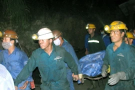 Lực lượng cứu hộ Công ty than Hòn Gai đưa thi thể thợ lò ra khỏi lò trong một vụ bục nước lò. (Ảnh: Nguyễn Đán/TTXVN)