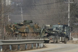 Xe quân sự Hàn Quốc được triển khai tại khu vực thị trấn Yeoncheon, Hàn Quốc ngày 4/3 vừa qua, trước thềm cuộc tập trận Giải pháp Then chốt. (Ảnh: Yonhap/TTXVN)