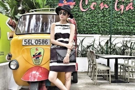 Kết hợp đầm suông phối sắc đen trắng và phụ kiện tiệp màu ấn tượng, Tăng Thanh Hà đã đem lại cảm hứng mới mẻ, thú vị hơn cho phong cách hơi hướng công sở. (Ảnh: Đẹp/Vietnam+)