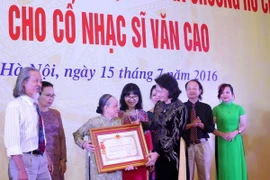 Chủ tịch Quốc hội Nguyễn Thị Kim Ngân trao tặng Huân chương Hồ Chí Minh cho gia đình cố nhạc sỹ Văn Cao. (Ảnh: Phương Hoa/TTXVN)