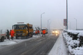 Máy xúc dọn tuyết trên đường cao tốc ở Tonglu, thủ phủ Hàng Châu, tỉnh Chiết Giang, miền đông Trung Quốc ngày 22/1 vừa qua. (Ảnh: AFP/TTXVN)