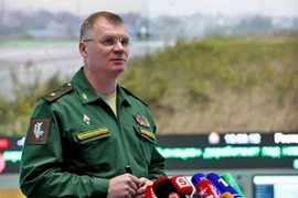 Phát ngôn viên Bộ Quốc phòng Nga Igor Konashenkov phát biểu trong cuộc họp báo ở Moskva về lệnh ngừng bắn tại Syria. (Ảnh: ITAR-Tass/TTXVN)
