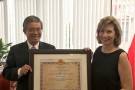 Đại sứ Việt Nam tại Hoa Kỳ trao Huân chương hữu nghị cho bà Virginia Foote, Chủ tịch Phòng Thương mại Hoa Kỳ tại Hà Nội. (Ảnh: Thanh Tuấn/Vietnam+)