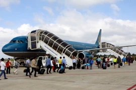 Vận chuyển hành khách tại sân bay Buôn Ma Thuột. (Ảnh: Dương Giang/TTXVN)