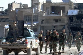 Binh sỹ ủng hộ Chính phủ Syria làm nhiệm vụ tại khu vực Ramussa, ngoại ô Aleppo, Syria ngày 9/9 vừa qua. (Ảnh: AFP/TTXVN) 