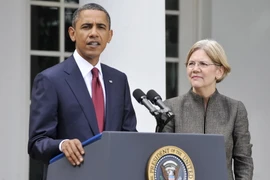 Tổng thống Barack Obama và bà Elizabeth Warren tại một cuộc họp báo ở Washington. (Ảnh: THX/TTXVN)