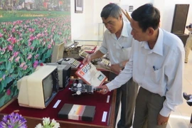 Hiện vật do các Hội nhà báo và cá nhân trao cho Ban tổ chức. (Ảnh: Văn Sơn/TTXVN)