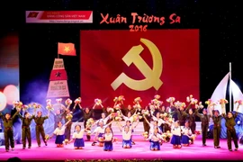 Tiết mục múa hát của các em thiếu nhi trong chương trình nghệ thuật “Xuân Trường Sa 2016.” (Ảnh: Phương Hoa/TTXVN)