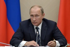 Tổng thống Nga Vladimir Putin ký sắc lệnh phê chuẩn Chiến lược An ninh quốc gia sửa đổi của Liên bang. (Ảnh: AFP/TTXVN)