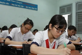 Học sinh dự thi môn Ngữ Văn tại hội đồng thi trường THPT Chuyên Lê Hồng Phong, Thành phố Hồ Chí Minh. (Ảnh: Phương Vy/TTXVN)