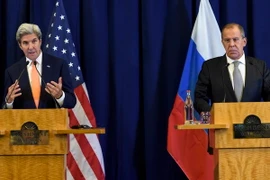 Ngoại trưởng Mỹ John Kerry (trái) và Ngoại trưởng Nga Sergei Lavrov (phải) trong cuộc họp báo công bố đạt được thỏa thuận ngừng bắn ở Syria, tại Geneva, Thụy Sĩ ngày 9/9 vừa qua. (Ảnh: EPA/TTXVN)