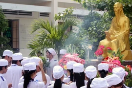 Dâng hương Đại danh y Hải Thượng Lãn Ông Lê Hữu Trác. (Ảnh: Lê Huy Hải/TTXVN)