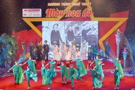 Một tiết mục trong Chương trình nghệ thuật ’’Màu hoa đỏ.’’ (Ảnh: Trọng Đức/TTXVN)