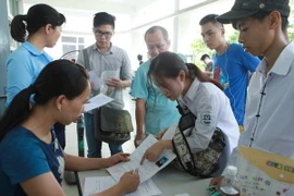 Bàn tư vấn tuyển sinh của trường Đại học Bách khoa Hà Nội. (Ảnh: Quý Trung/TTXVN)