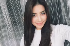 Phạm Hương rất chuộng son hồng khi trang điểm đời thường. Từ tông hồng đất hợp mốt…(Nguồn: Đẹp/Vietnam+)