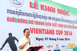 Ông Hà Anh Dân, Phó Bí thư Đảng ủy, đại diện Đại sứ quán Việt Nam tại Lào phát biểu tại lễ khai mạc. (Ảnh: Phạm Kiên/Vietnam+)