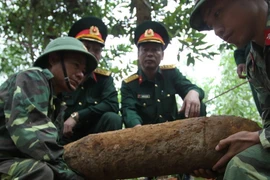 Bộ đội công binh dò gỡ bom mìn. (Ảnh minh họa: Trọng Đức/TTXVN)