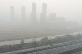 Sương mù bao phủ mù mịt tại thành phố Liên Vận Cảng, tỉnh Giang Tô, Trung Quốc ngày 30/11 vừa qua. (Ảnh: AFP/TTXVN) 