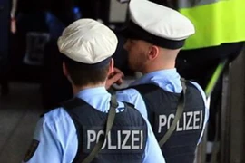 Cảnh sát Đức làm nhiệm vụ tại khu vực bắt giữ kẻ có âm mưu "cuồng sát" gần Stuttgart. (Ảnh: Mirror/TTXVN)