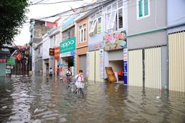 Nước ngập sâu khiến cho sinh hoạt, đi lại của nhân dân gặp rất nhiều khó khăn. (Ảnh minh họa: Quang Quyết/TTXVN)