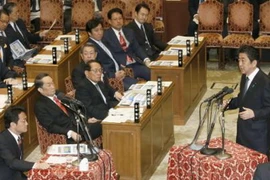 Thủ tướng Shinzo Abe (phải) phát biểu tại Ủy ban ngân sách Hạ viện Nhật Bản ở Tokyo ngày 12/1 vừa qua. (Ảnh: Kyodo/TTXVN)