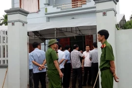 Gia đình nạn nhân bị nạn. (Ảnh: Văn Đức/TTXVN)