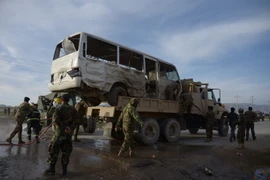 Binh sỹ quân đội quốc gia Afghanistan tại hiện trường vụ đánh bom ngày 8/2. (Ảnh: AFP/TTXVN)
