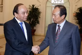 Thủ tướng Nguyễn Xuân Phúc tiếp ông Shin Jong Kyun, Chủ tịch Hội đồng quản trị, Tổng giám đốc Tập đoàn điện tử Samsung của Hàn Quốc. (Ảnh: Thống Nhất/TTXVN)